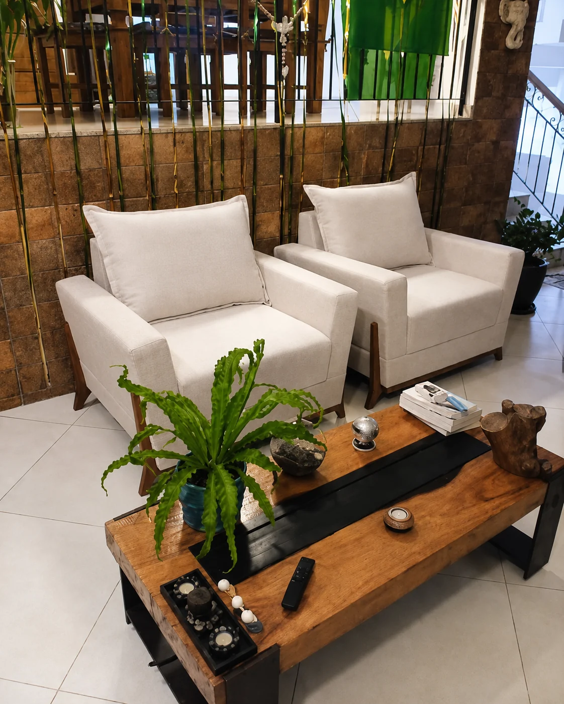 Duas poltronas claras reformadas em uma sala