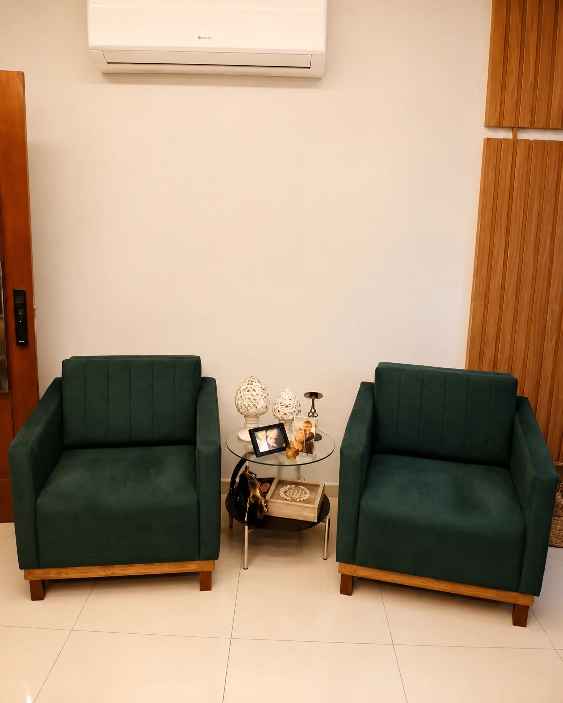 Duas poltronas verdes reformadas